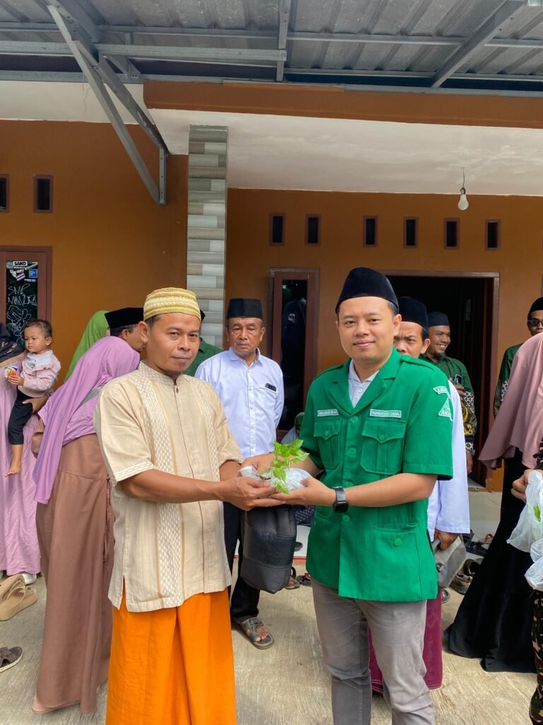 Kuatkan Basis Kader, PAC GP Ansor Ajibarang Bagikan 2 Ribu Bibit Cabai di Jingkang